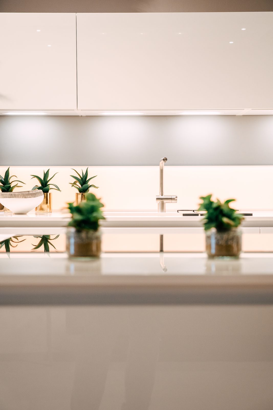 Cuisine blanche exposée au showroom