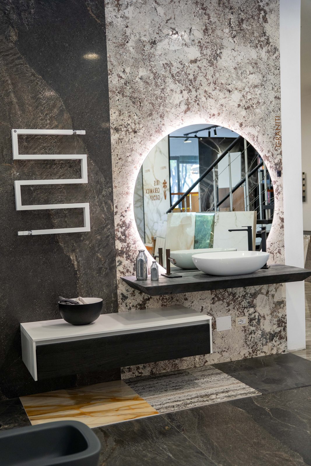Salle de bain BMT en marbre avec miroir rétroclairé — CS Cuisine Metz