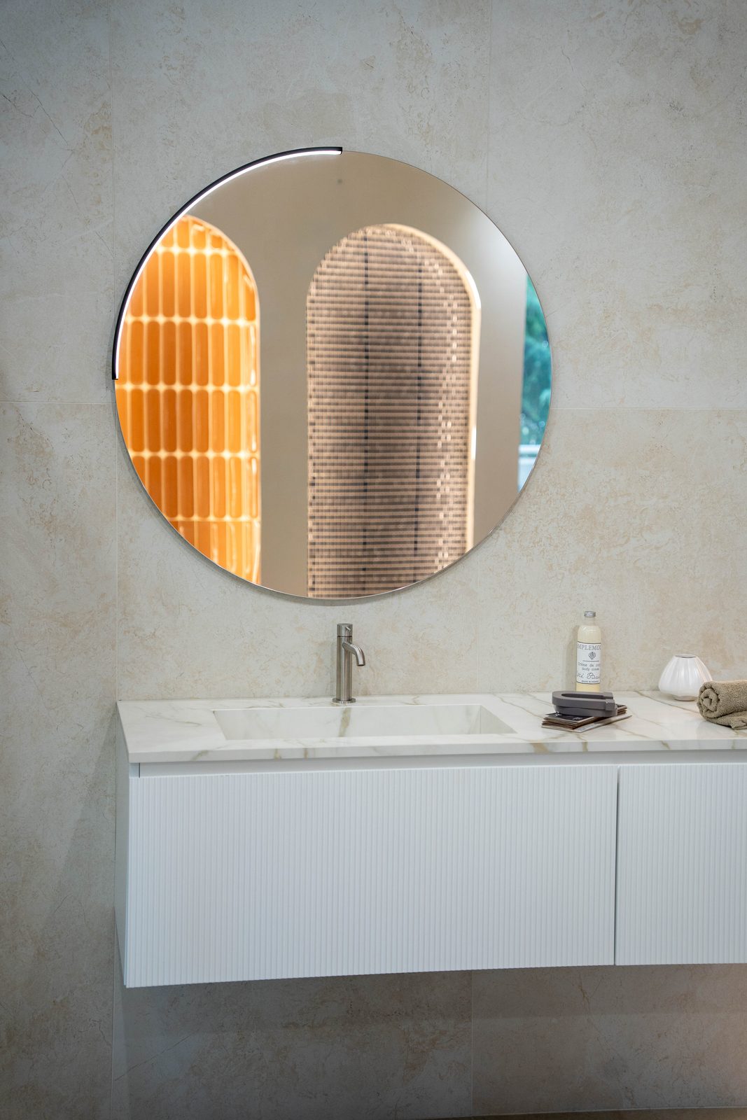 Vasque BMT et miroir rond rétroéclairé